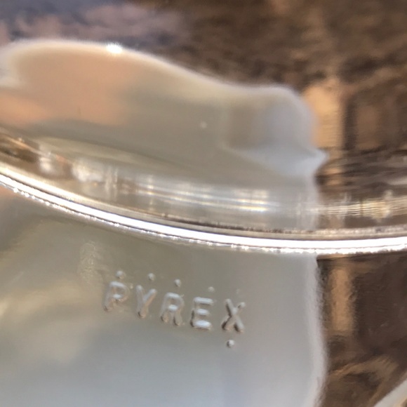 Vintage old orchard Pyrex casseroles. Set of 2 - Picture 11 of 14